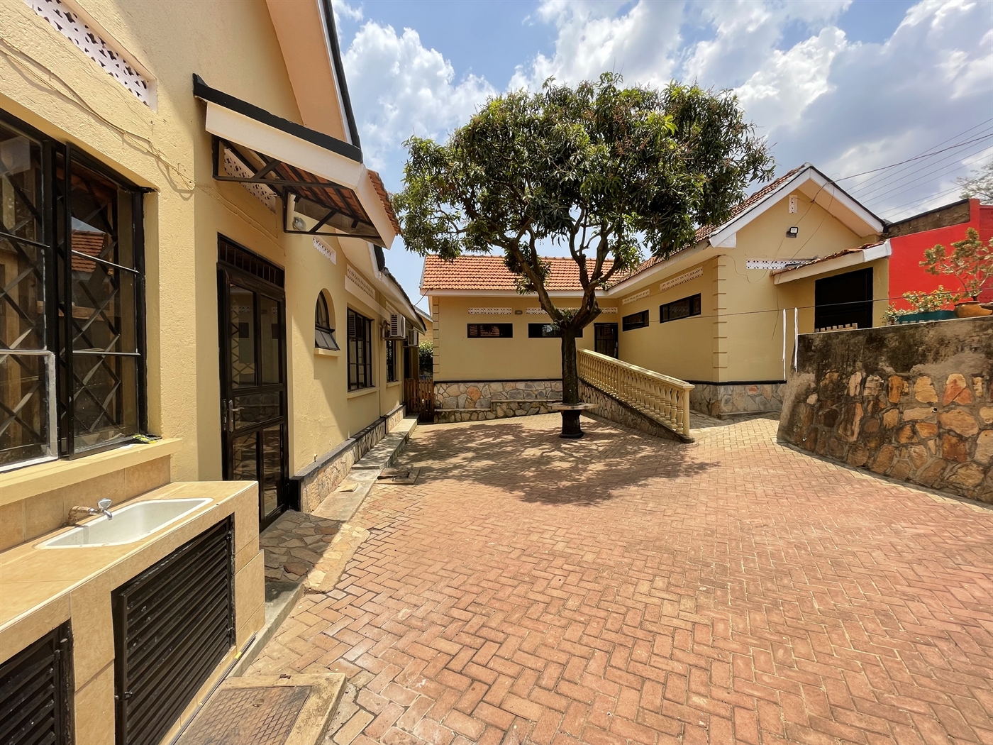 Bungalow for rent in Bugoloobi Kampala