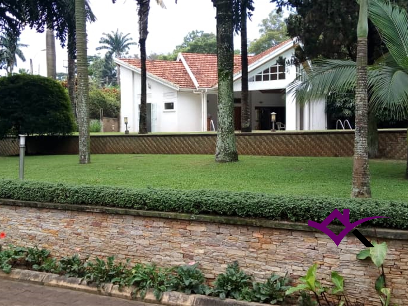 Bungalow for rent in Bugoloobi Kampala