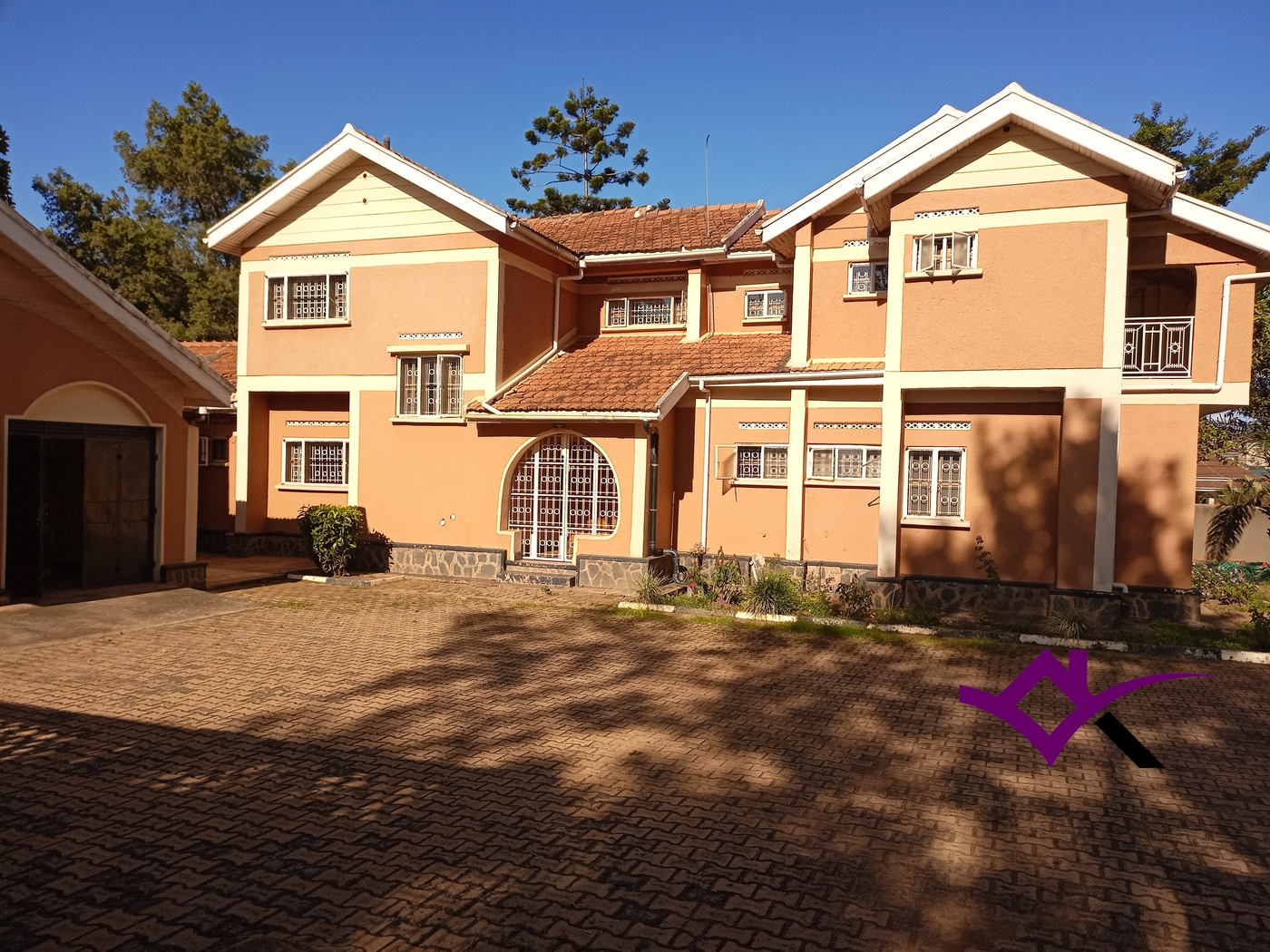 Storeyed house for rent in Bugoloobi Kampala