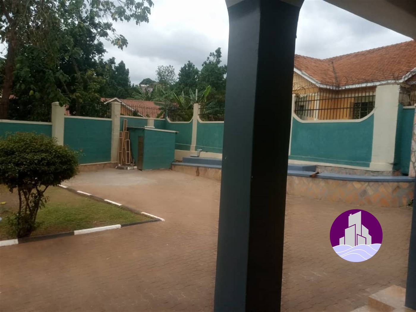 Bungalow for rent in Kiwaatule Kampala