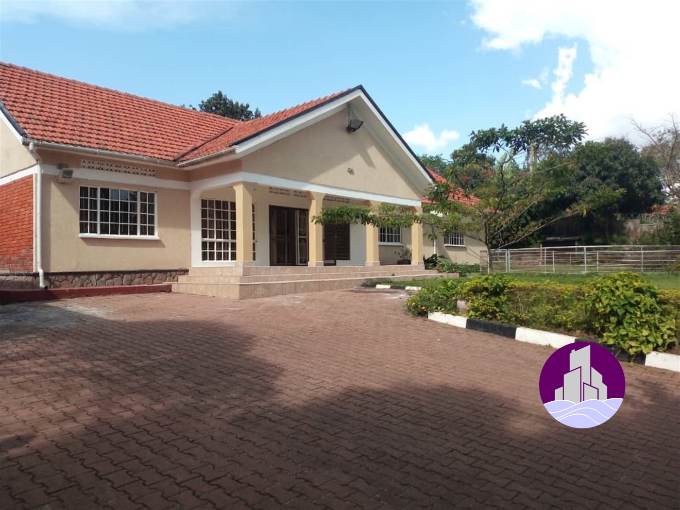 Bungalow for sale in Bugoloobi Kampala