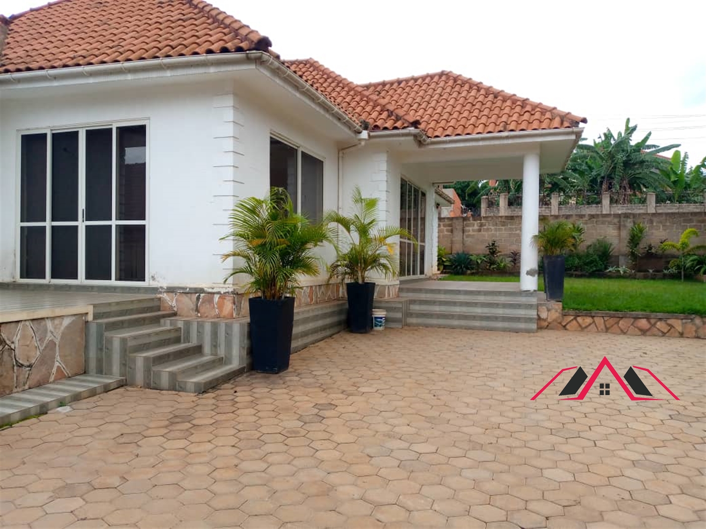 Bungalow for rent in Kiwaatule Kampala