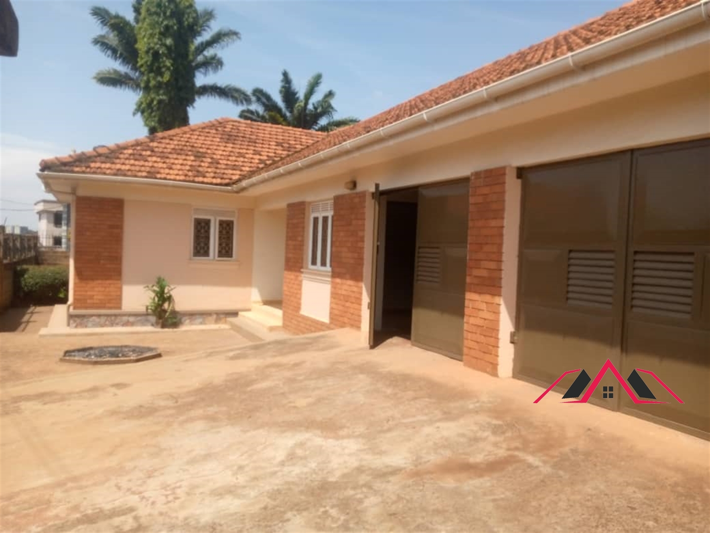 Bungalow for rent in Kiwaatule Kampala