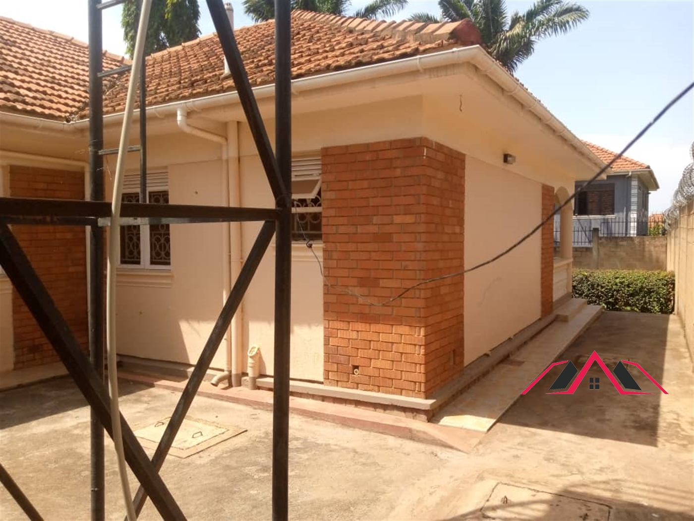 Bungalow for rent in Kiwaatule Kampala