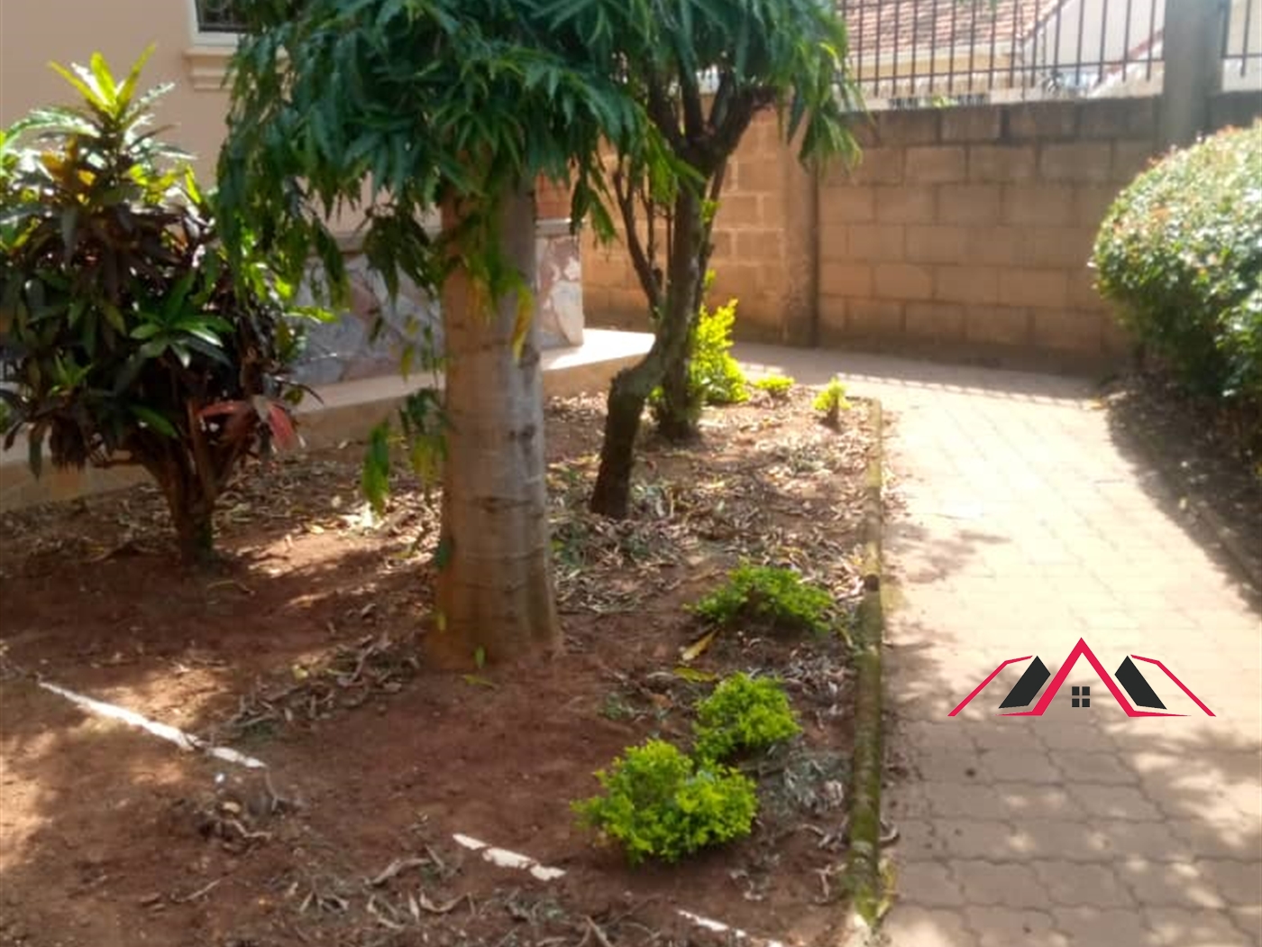 Bungalow for rent in Kiwaatule Kampala