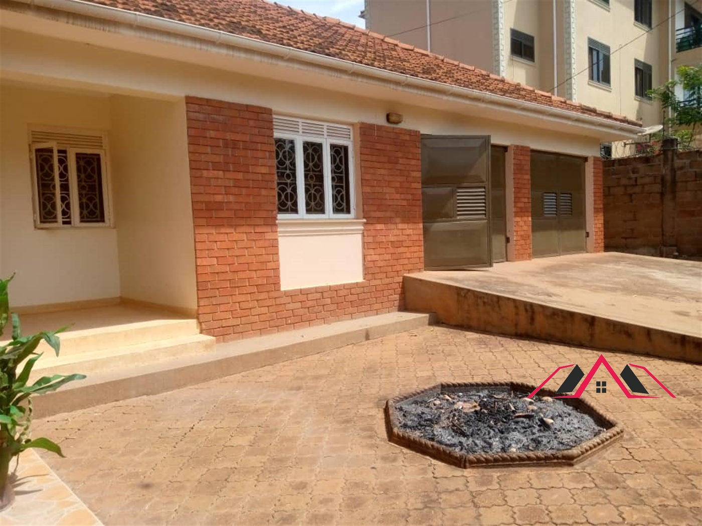 Bungalow for rent in Kiwaatule Kampala