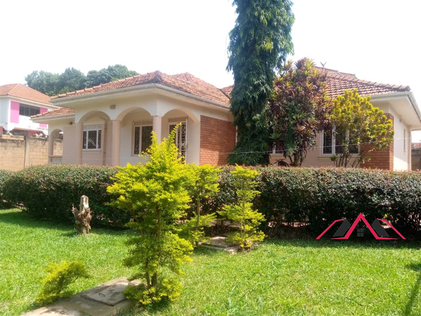 Bungalow for rent in Kiwaatule Kampala