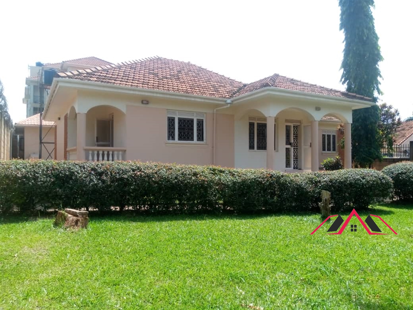 Bungalow for rent in Kiwaatule Kampala