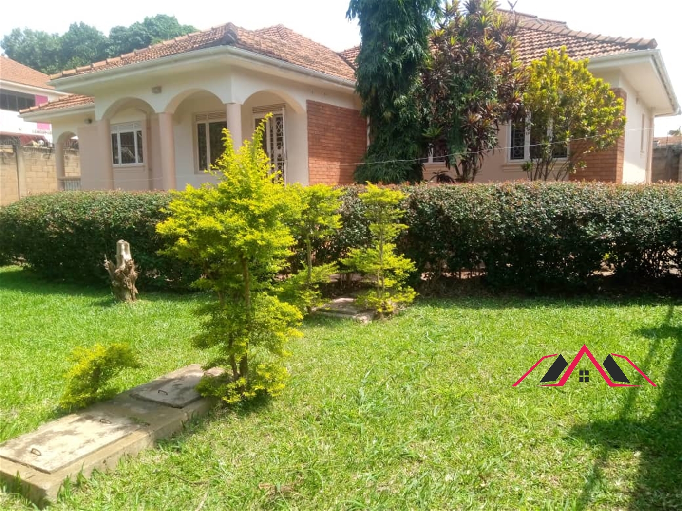 Bungalow for rent in Kiwaatule Kampala