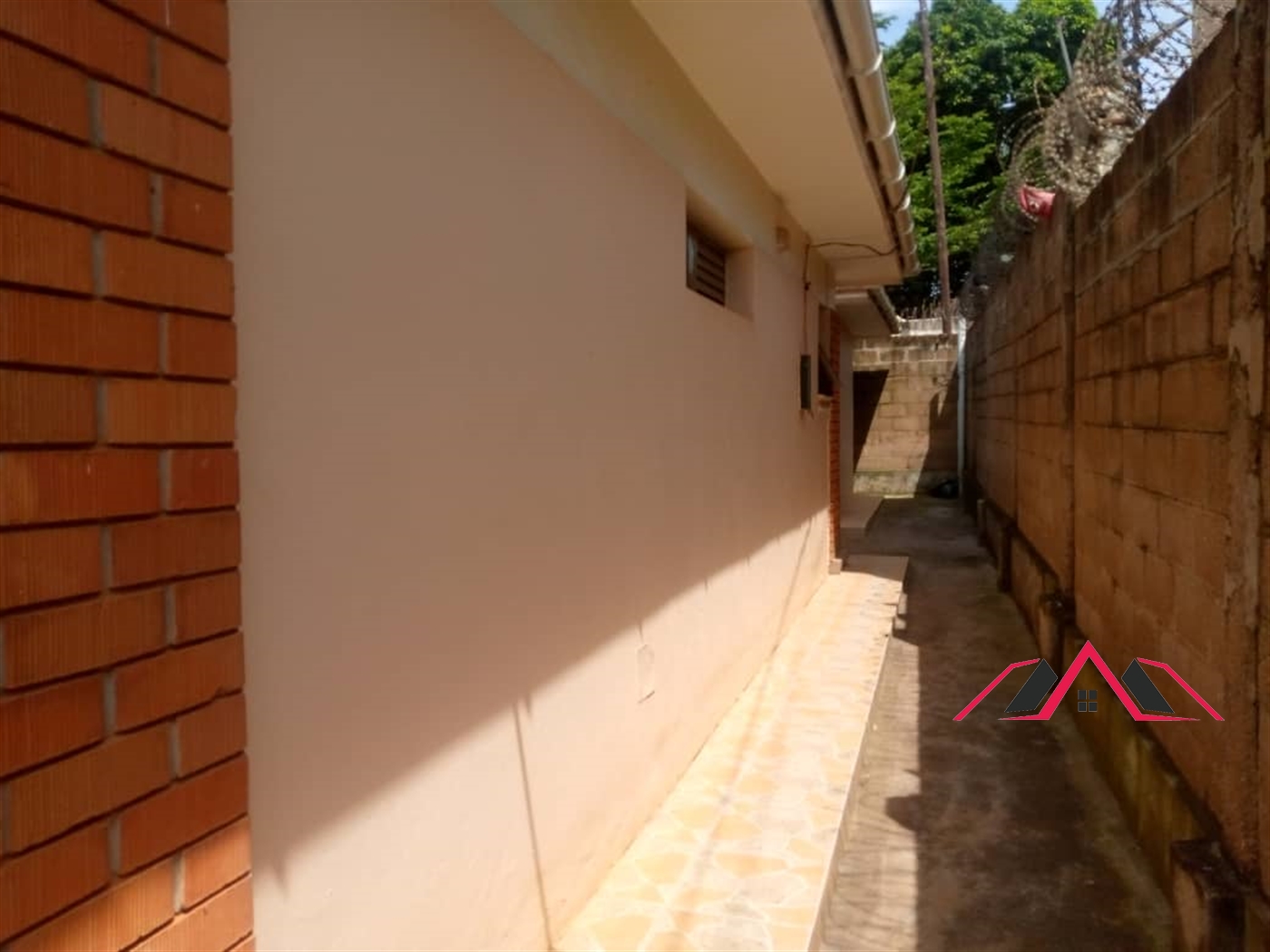 Bungalow for rent in Kiwaatule Kampala