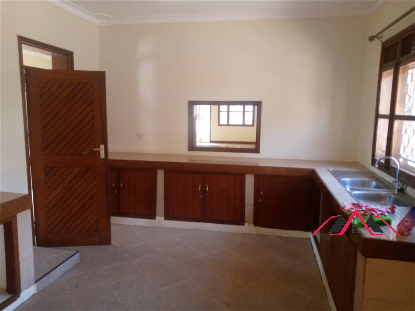 Bungalow for rent in Kiwaatule Kampala