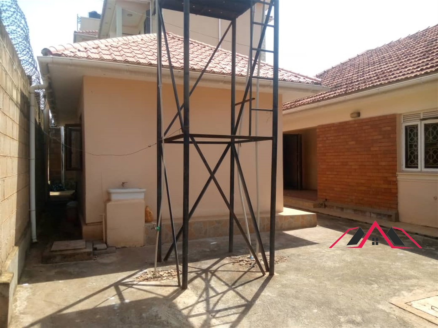 Bungalow for rent in Kiwaatule Kampala