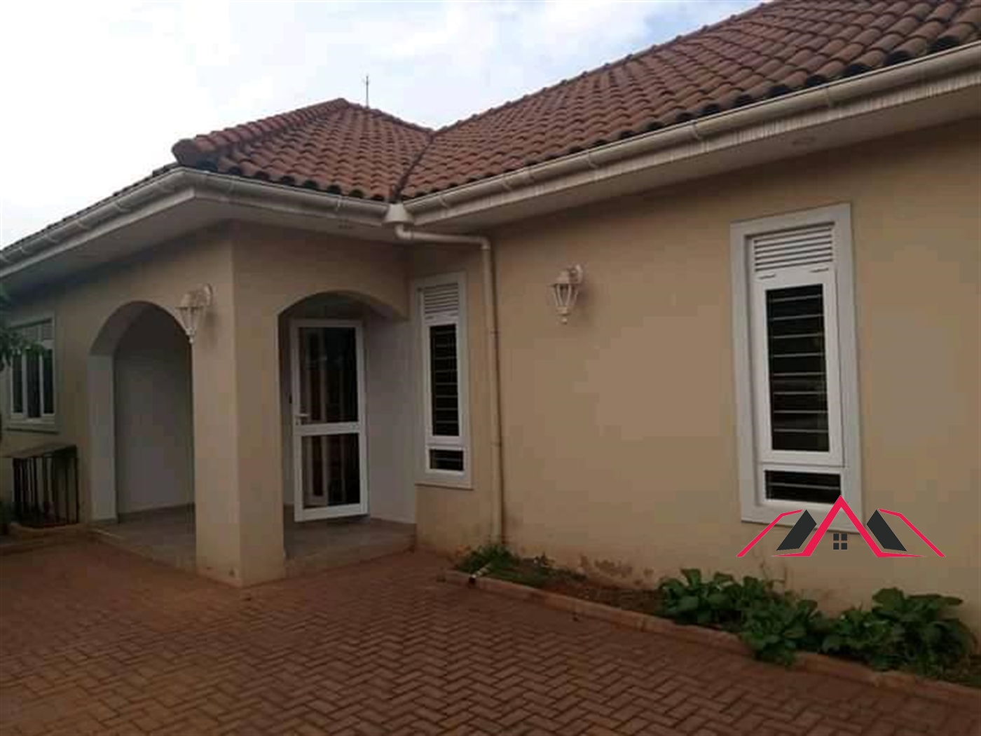 Bungalow for rent in Kiwaatule Kampala