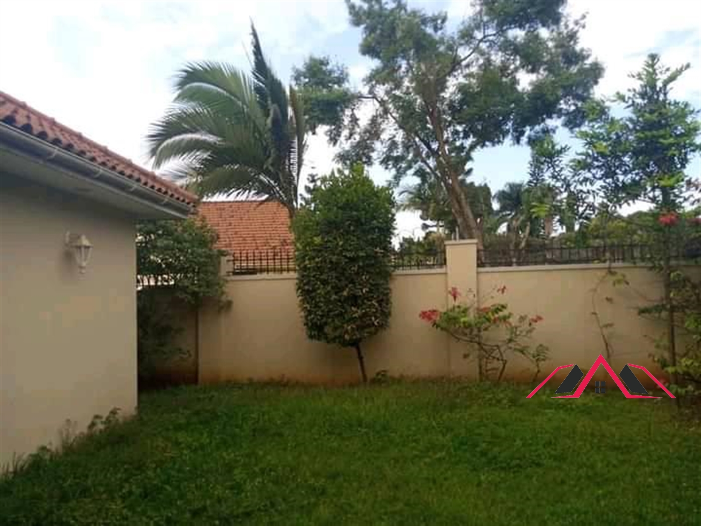 Bungalow for rent in Kiwaatule Kampala