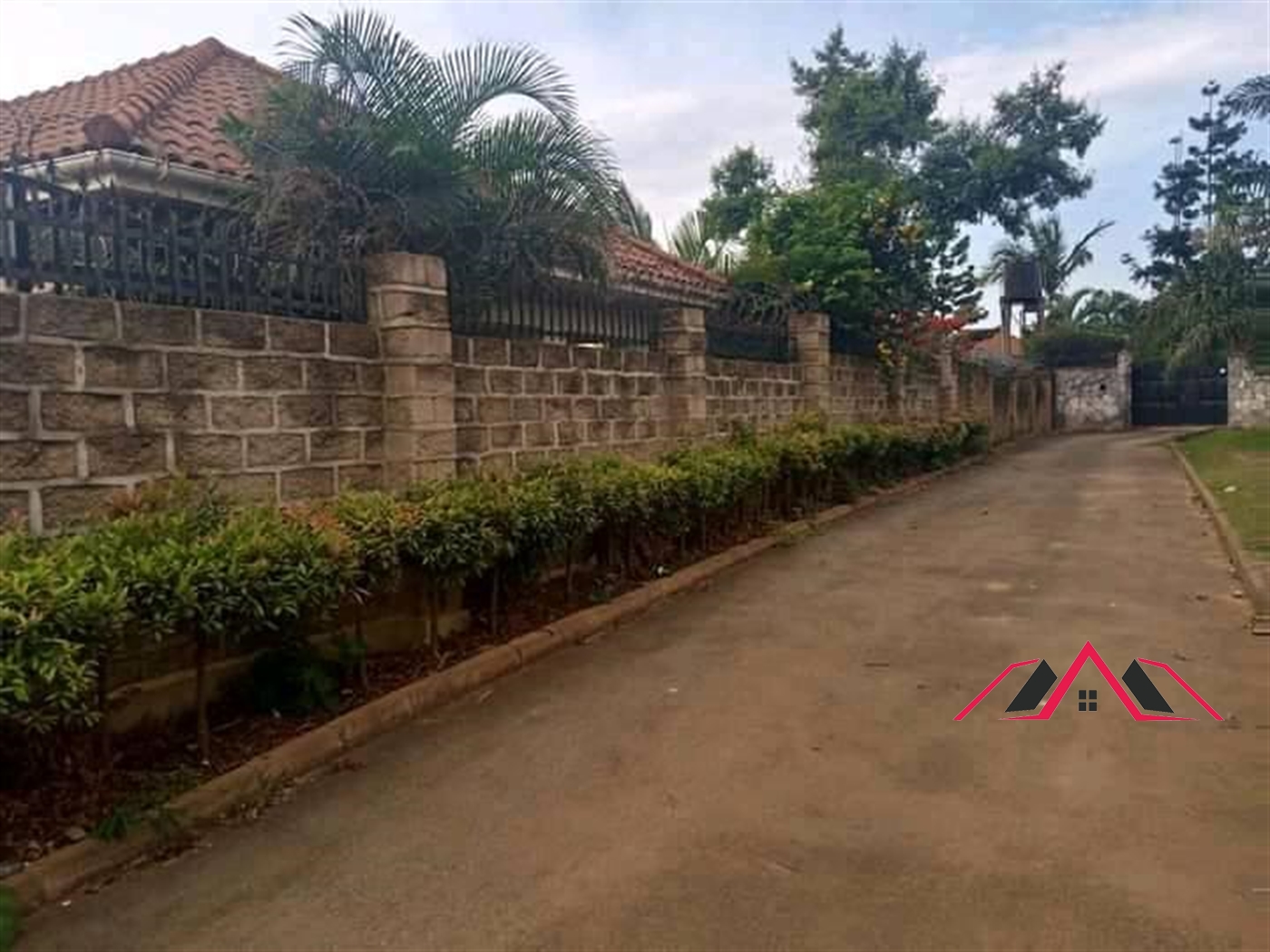 Bungalow for rent in Kiwaatule Kampala