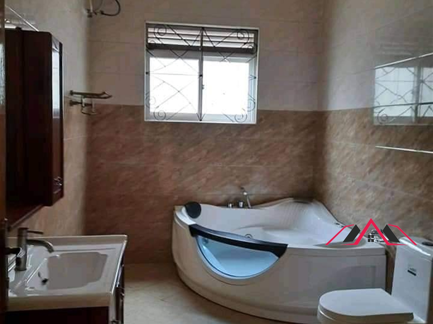 Bungalow for rent in Kiwaatule Kampala