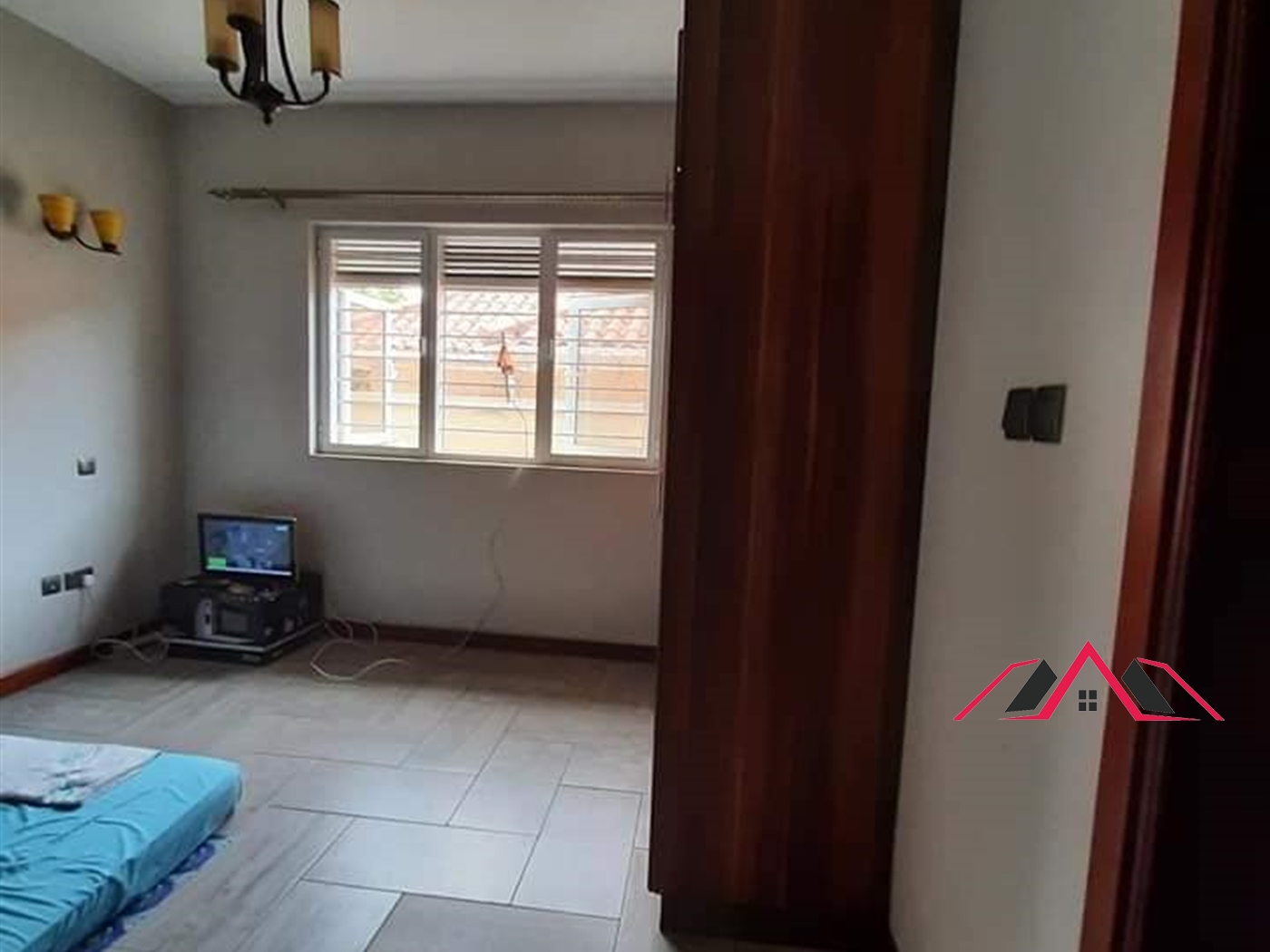 Bungalow for rent in Kiwaatule Kampala