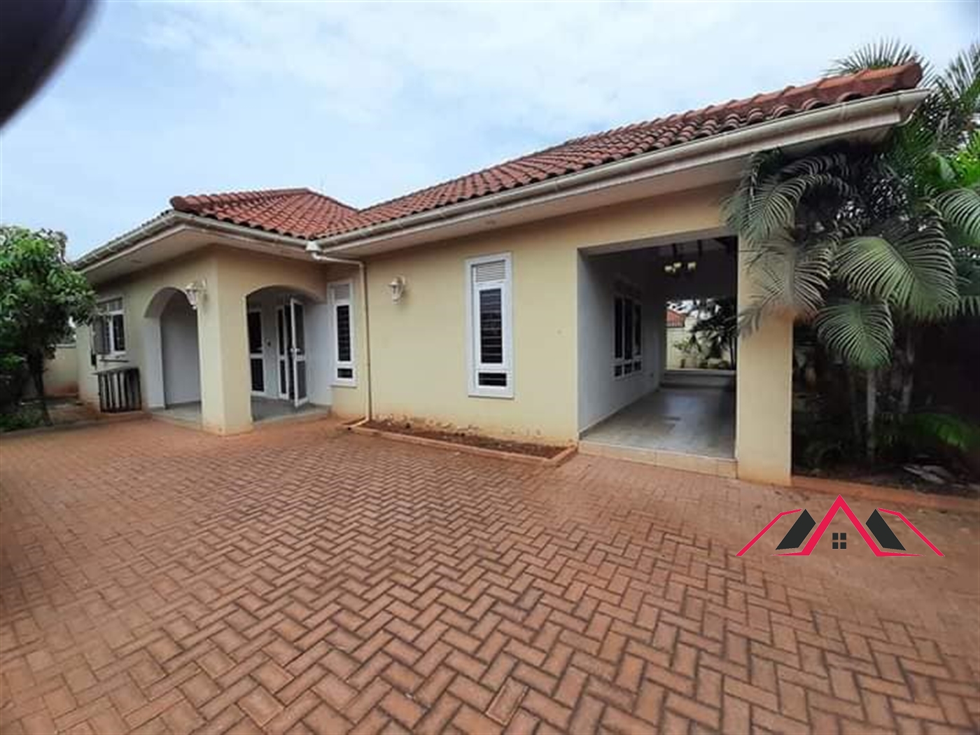 Bungalow for rent in Kiwaatule Kampala