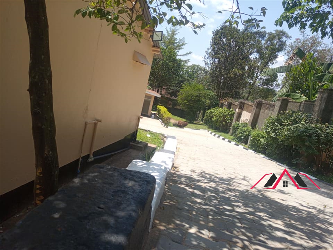 Bungalow for rent in Bugoloobi Kampala