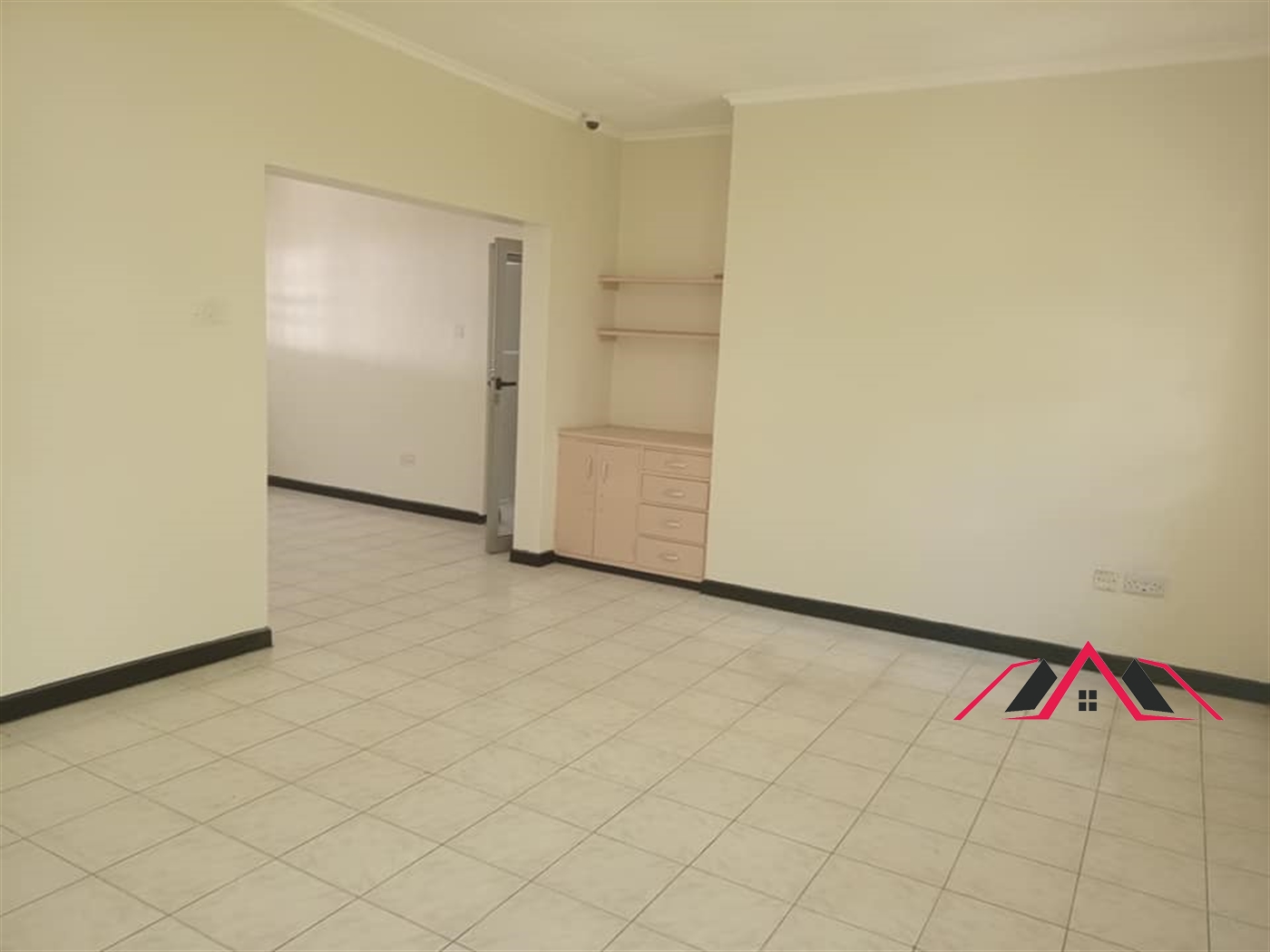 Bungalow for rent in Bugoloobi Kampala