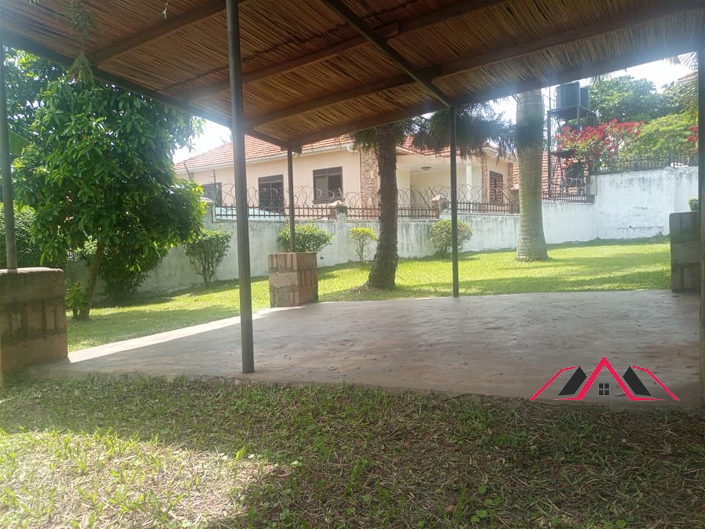 Bungalow for rent in Bugoloobi Kampala