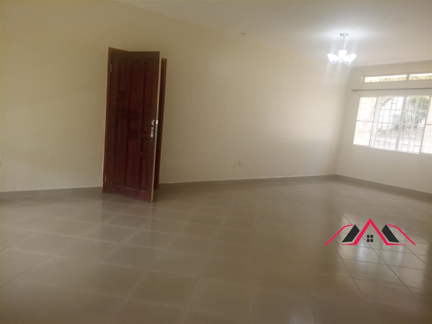 Bungalow for rent in Bugoloobi Kampala