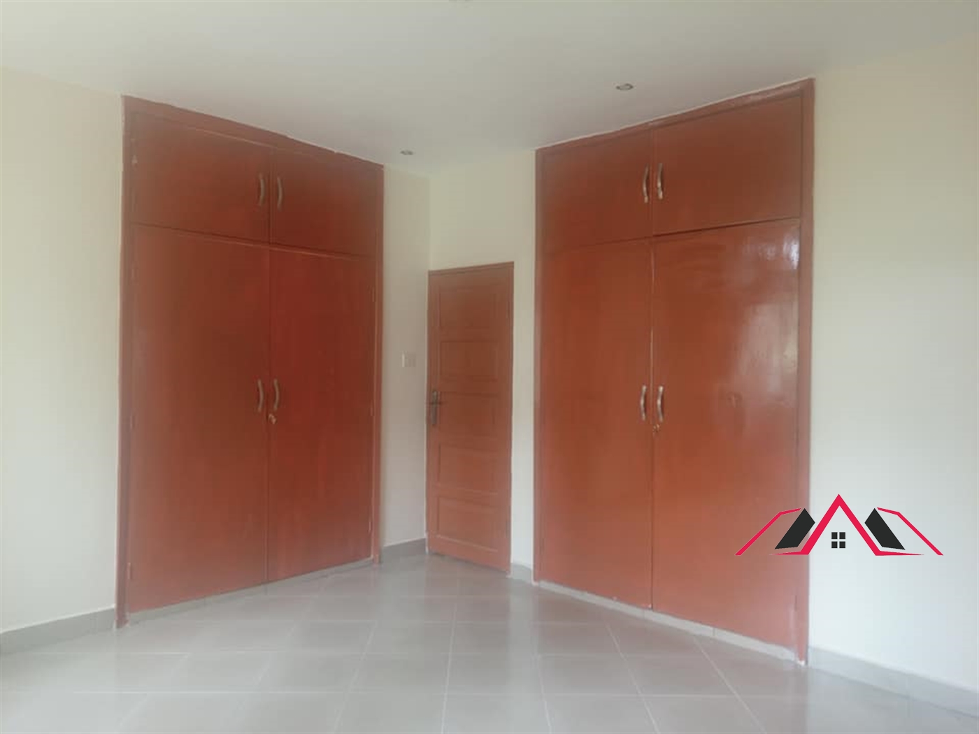 Bungalow for rent in Bugoloobi Kampala