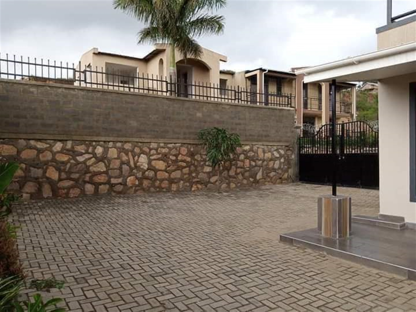 Storeyed house for rent in Kireka Wakiso