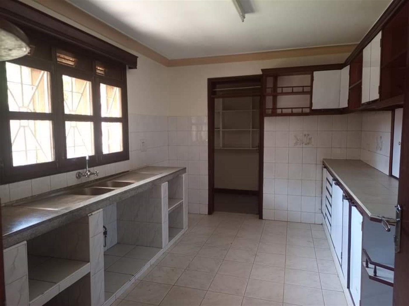 Storeyed house for rent in Bugoloobi Kampala