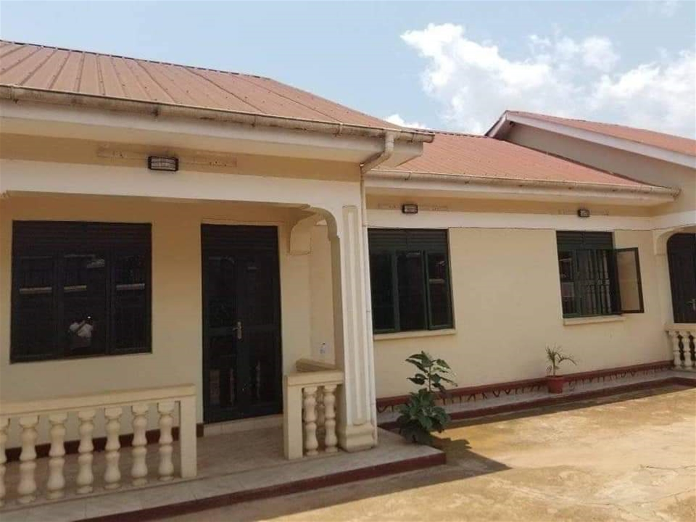 Semi Detached for rent in Mutungo Kampala