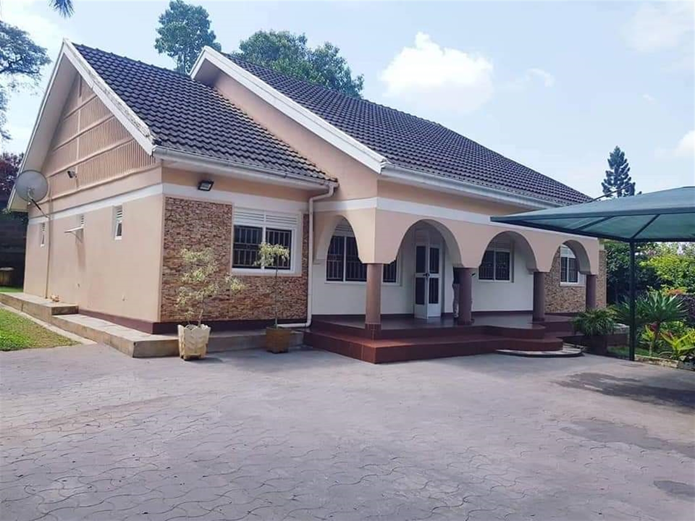 Bungalow for rent in Muyenga Kampala