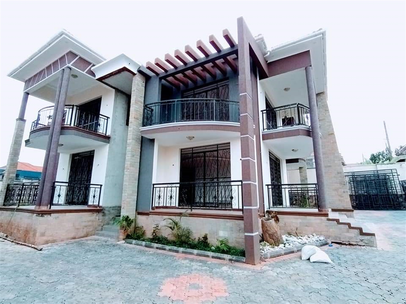 Mansion for sale in Kira Wakiso