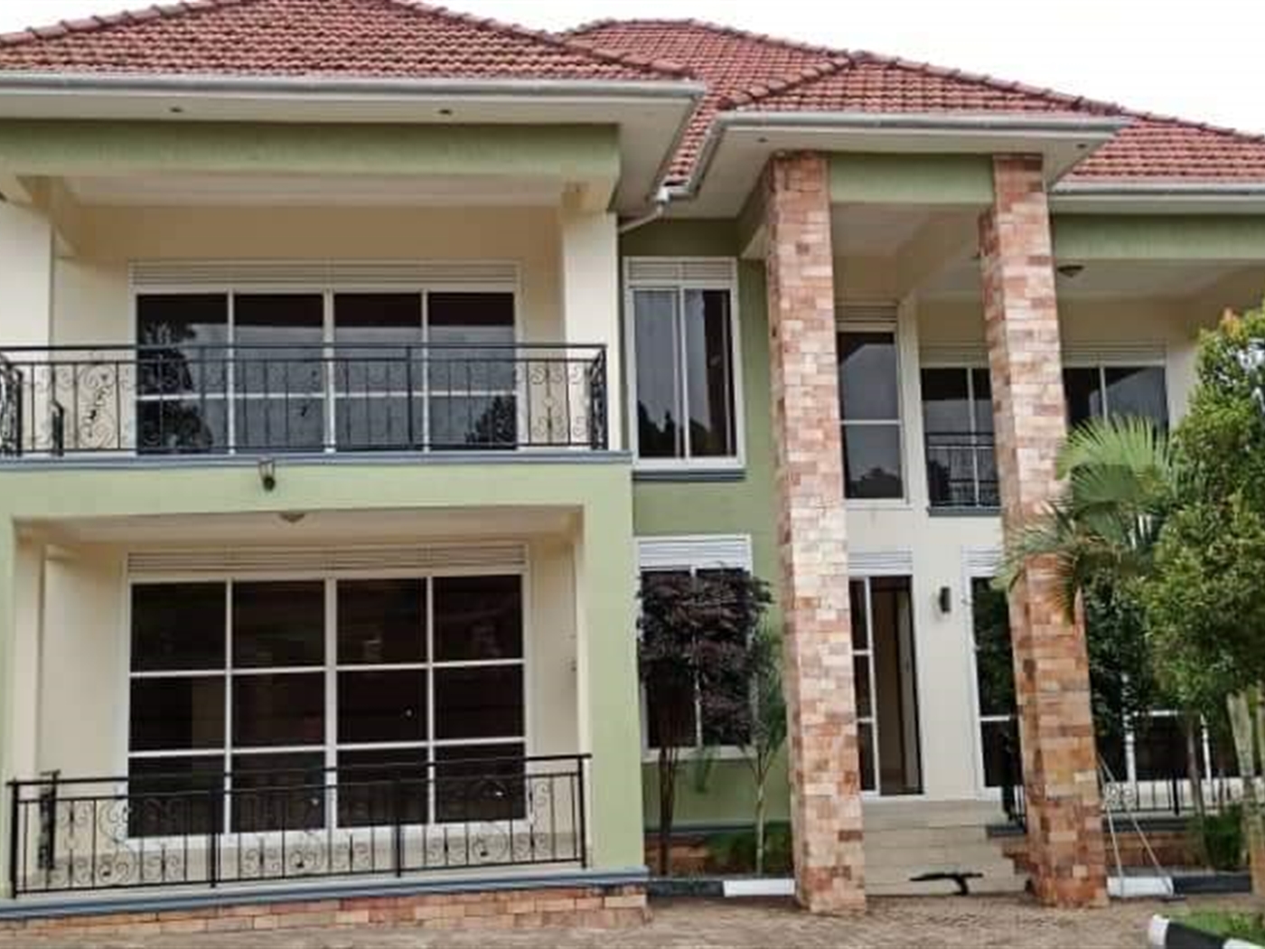 Mansion for sale in Kira Wakiso