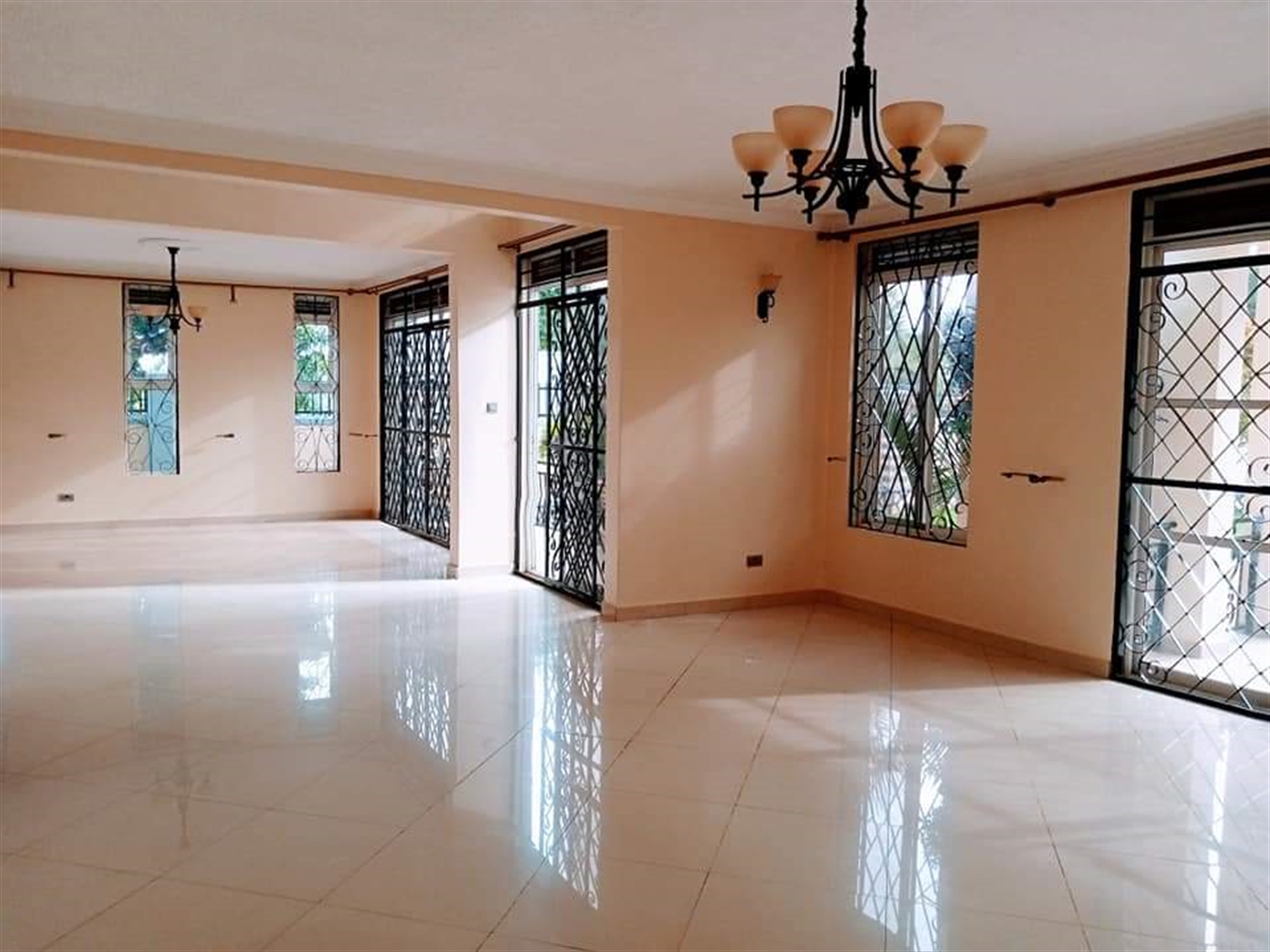 Mansion for sale in Kira Wakiso