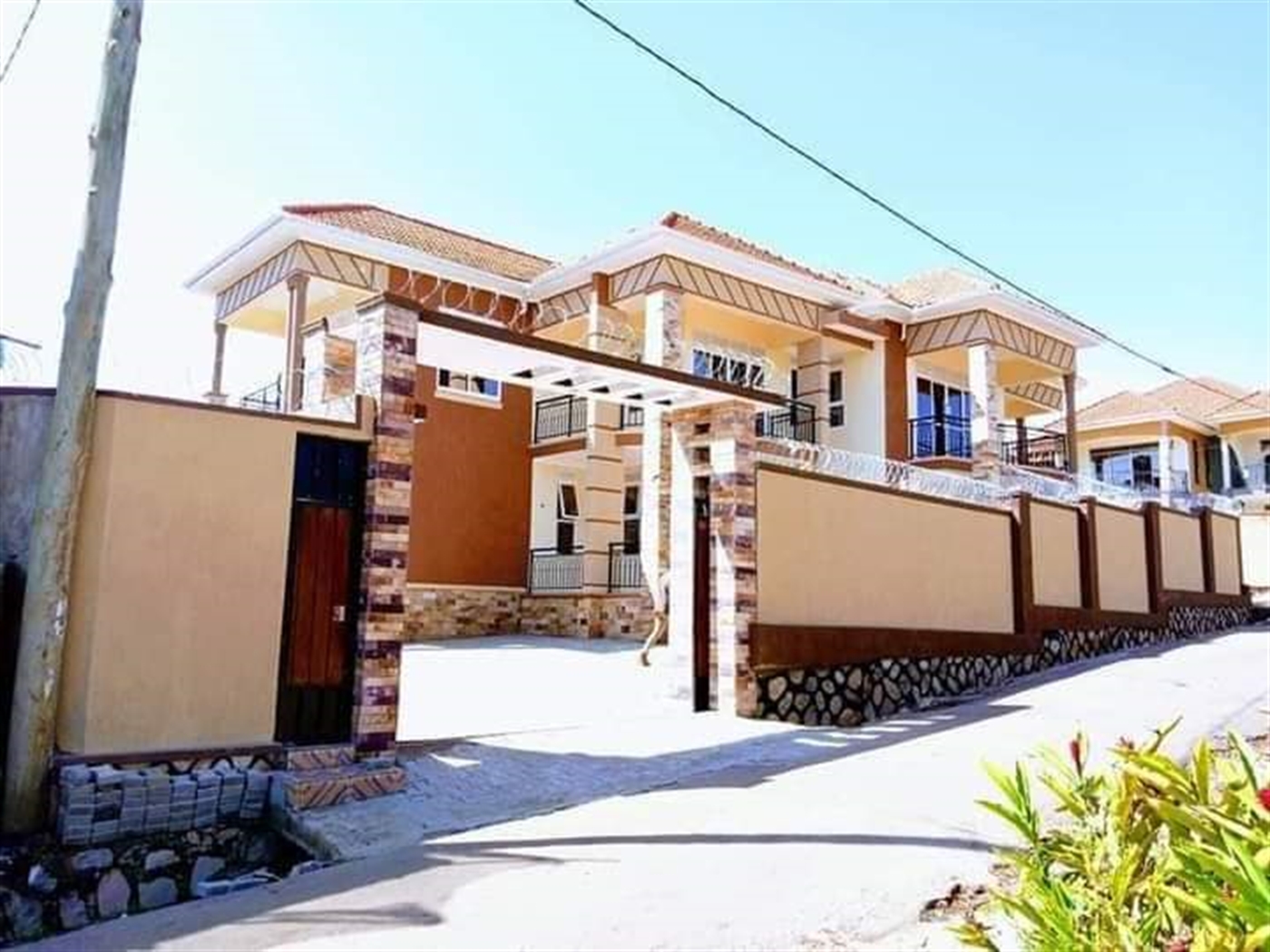 Mansion for sale in Kira Wakiso