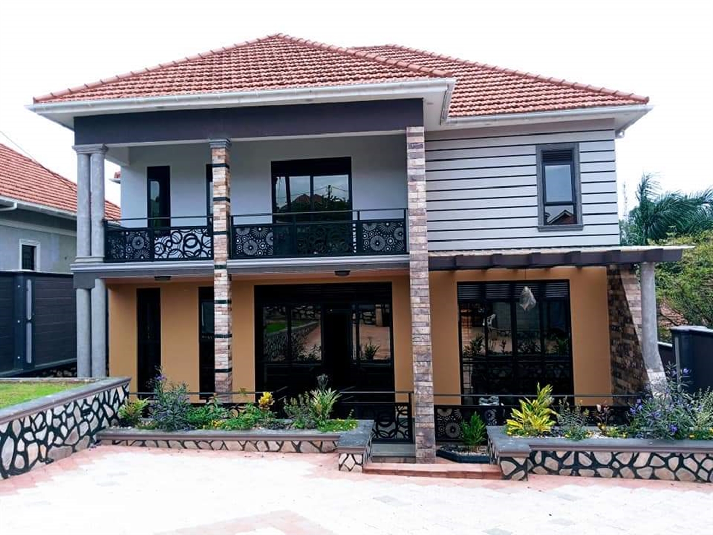 Mansion for sale in Kira Wakiso