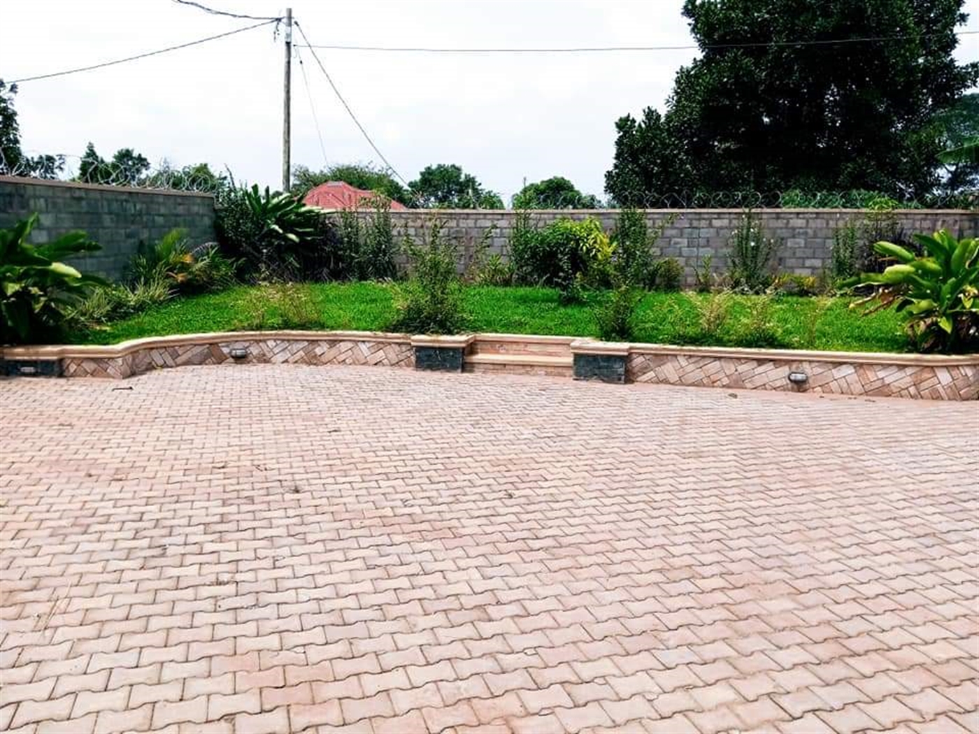 Mansion for sale in Kira Wakiso