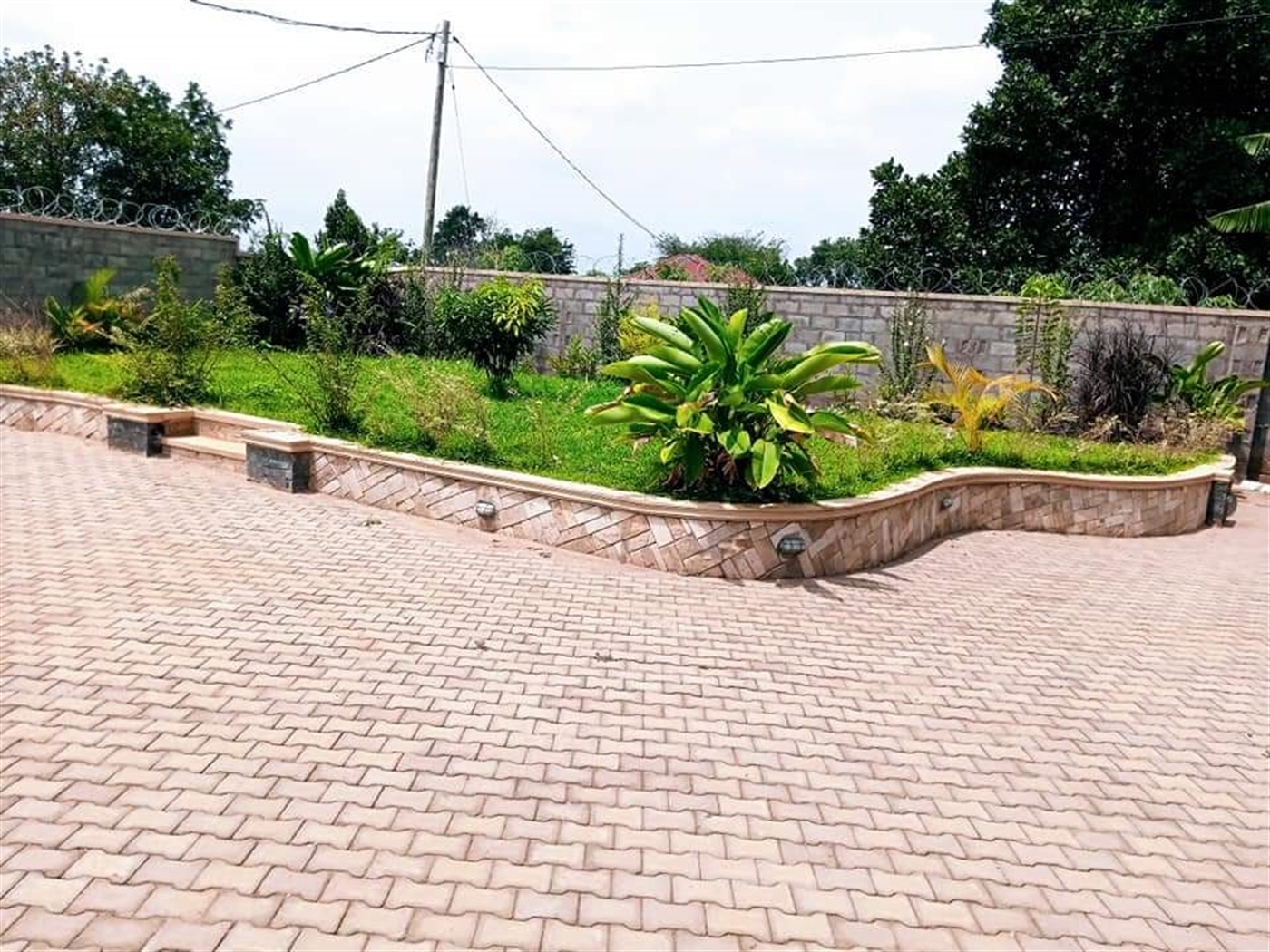 Mansion for sale in Kira Wakiso