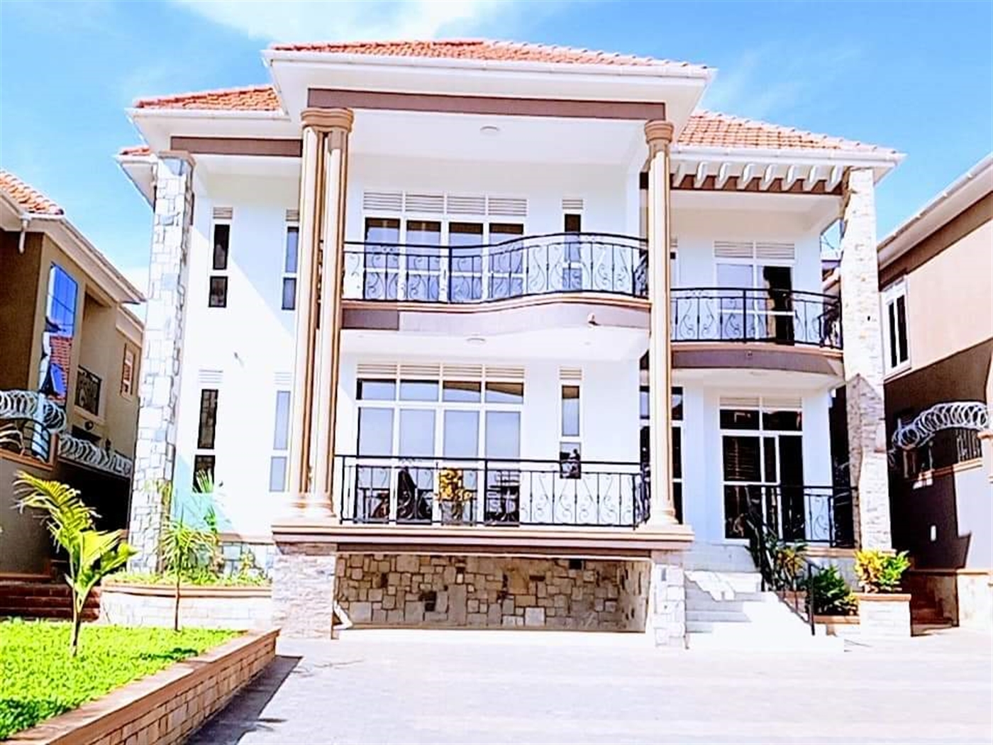 Mansion for sale in Kira Wakiso