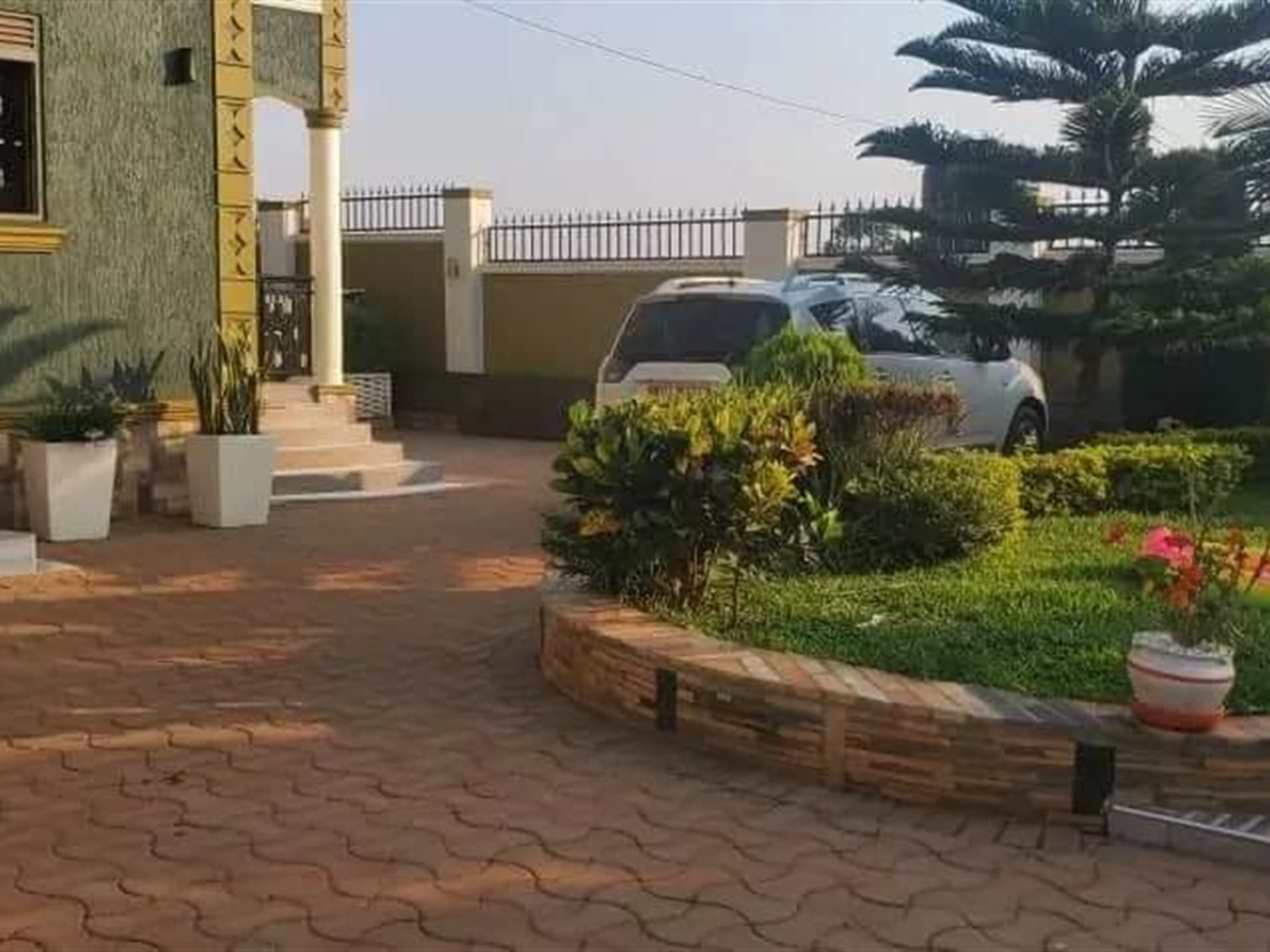 Mansion for sale in Sseguku Wakiso