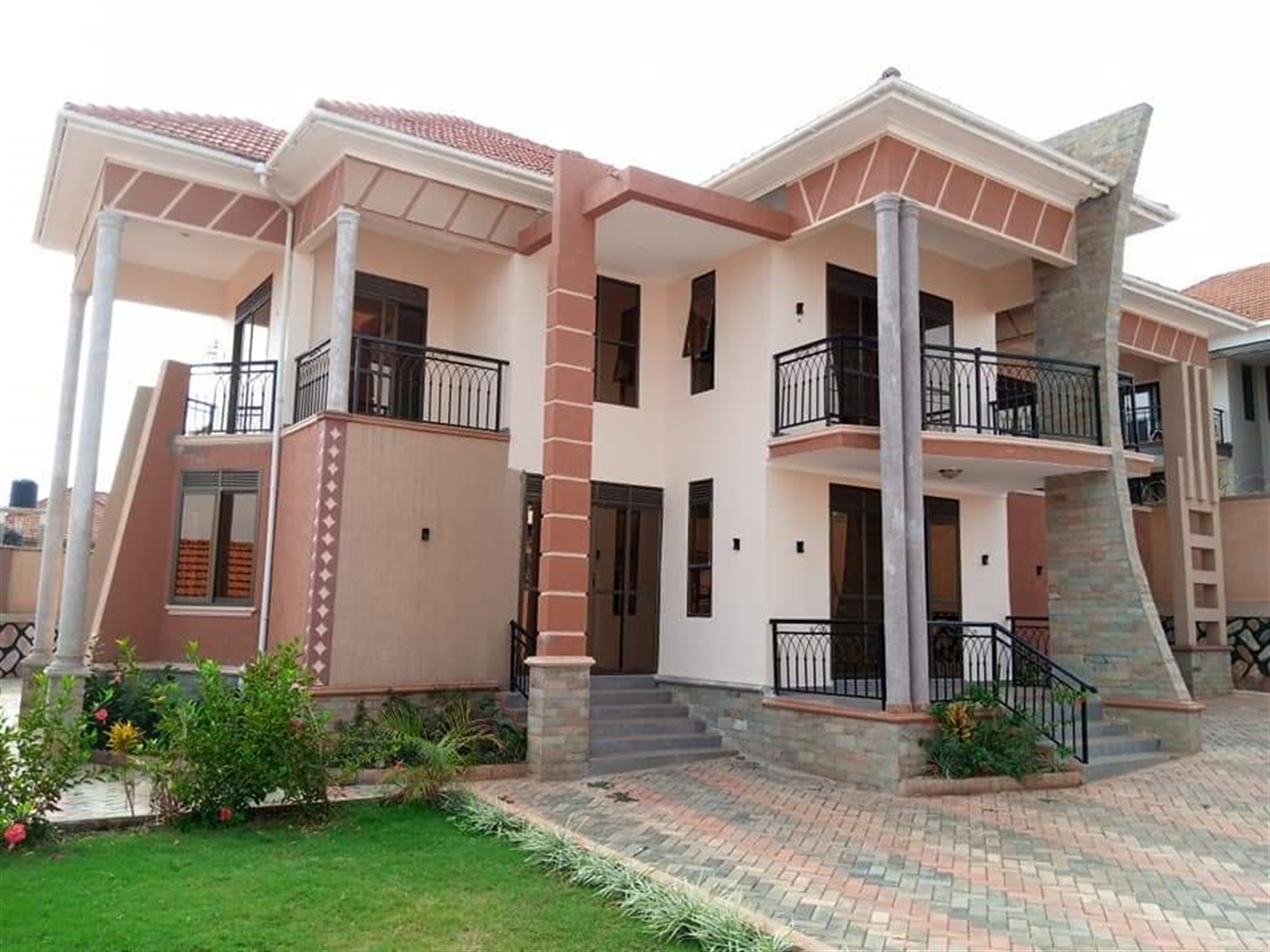 Mansion for sale in Kira Wakiso