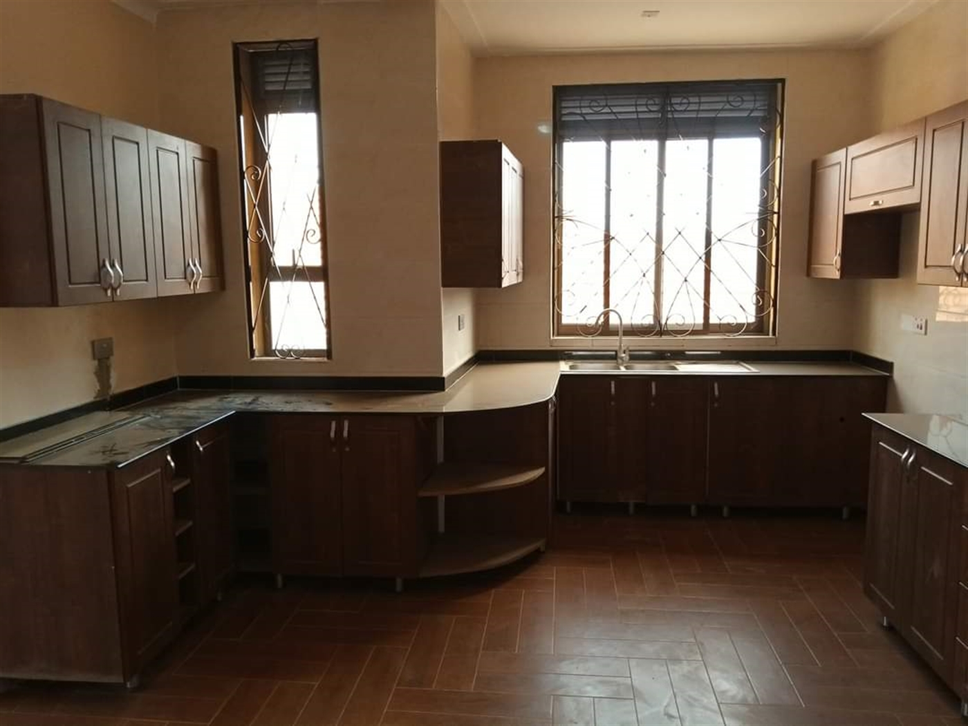 Mansion for sale in Kira Wakiso