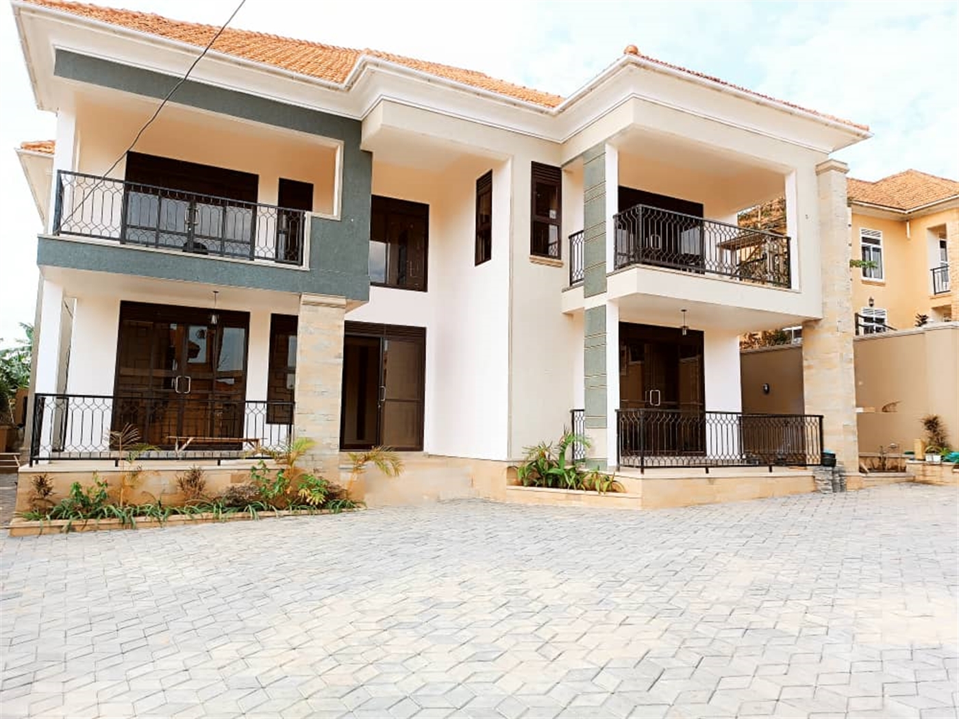 Mansion for sale in Kira Wakiso