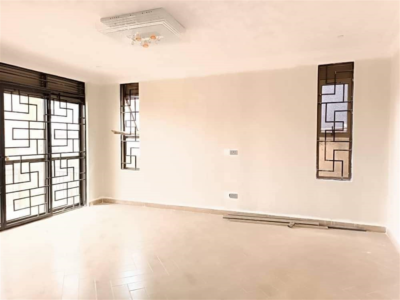 Mansion for sale in Kira Wakiso