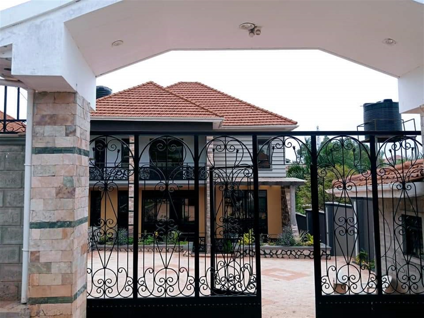 Mansion for sale in Kira Wakiso