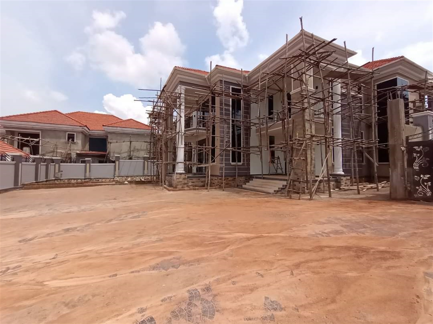 Mansion for sale in Kira Wakiso