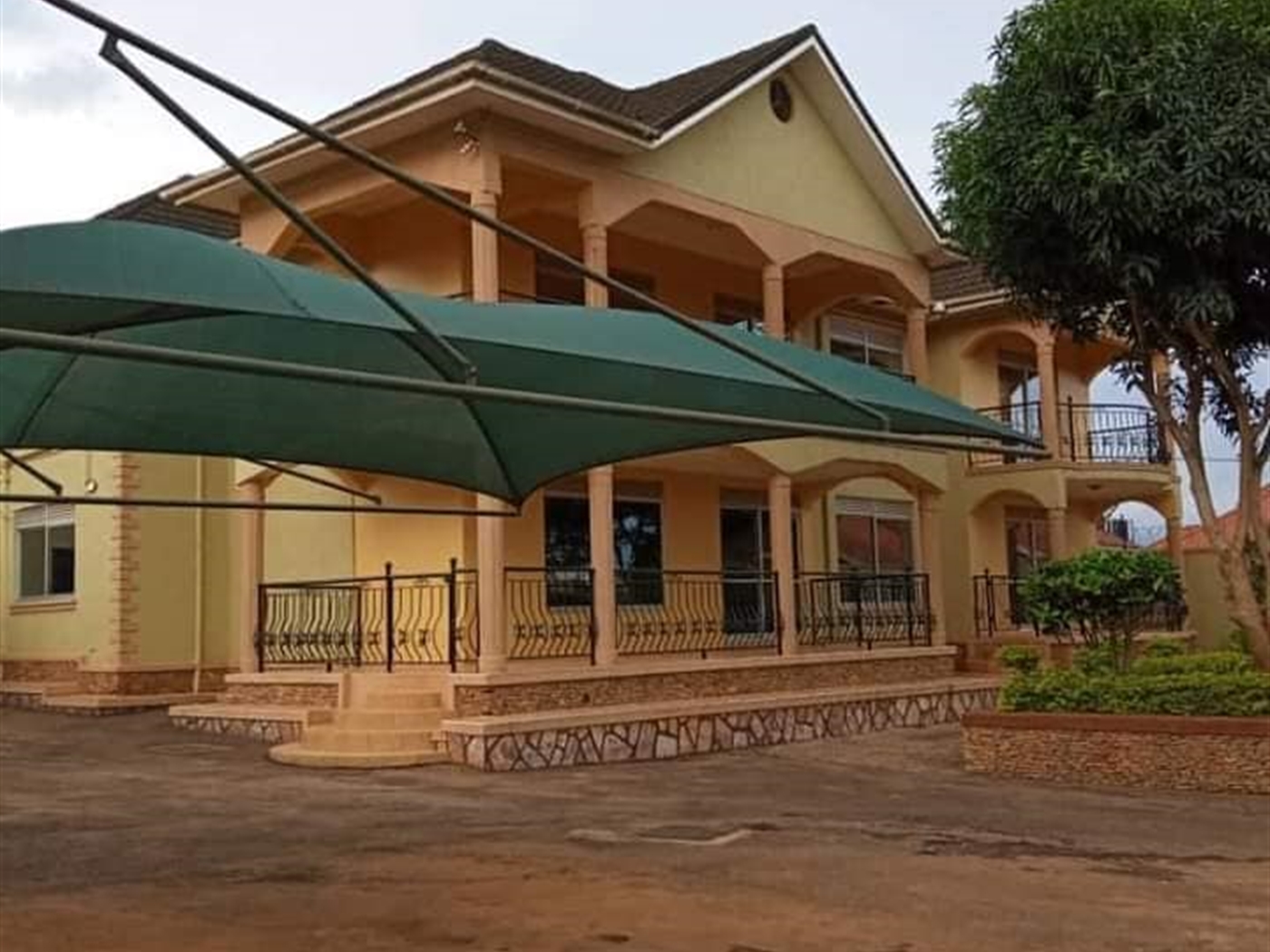 Storeyed house for rent in Mbalwa Wakiso