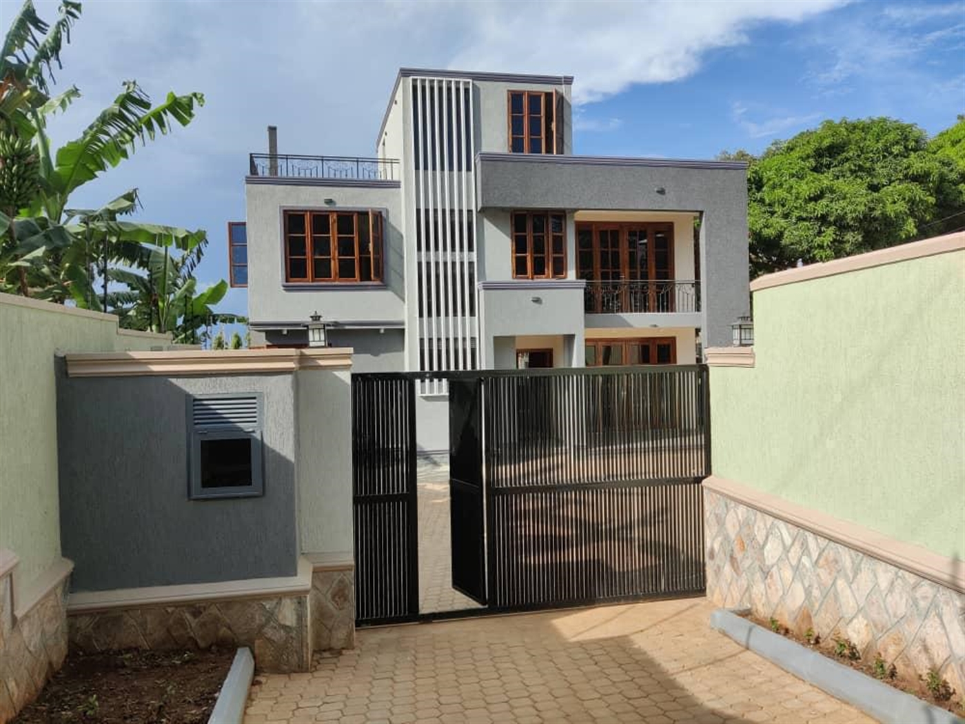 Storeyed house for sale in Munyonyo Kampala