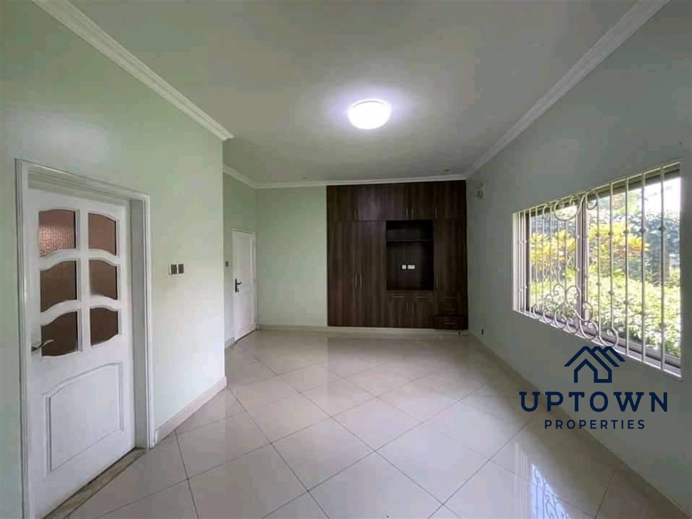 Bungalow for rent in Bugoloobi Kampala