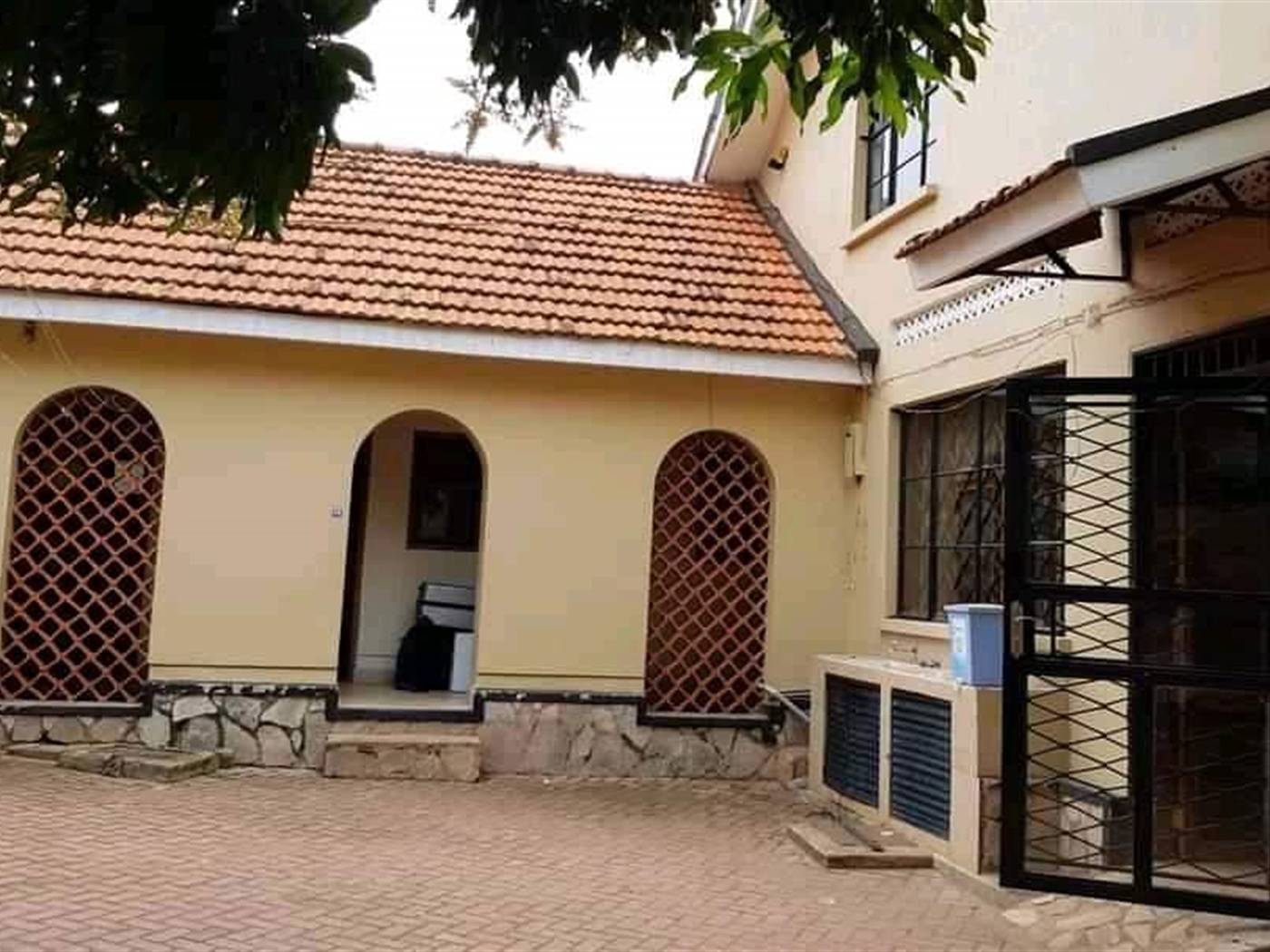 Bungalow for rent in Bugoloobi Kampala